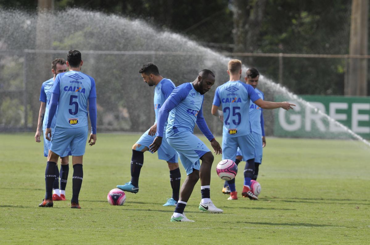 Mano Menezes montou Cruzeiro que deve encarar o Villa Nova no sbado e promoveu trs mudanas em relao ao ltimo jogo: Murilo entrou na vaga de Leo, Egdio no lugar de Marcelo Hermes e Robinho deu lugar a Ariel Cabral