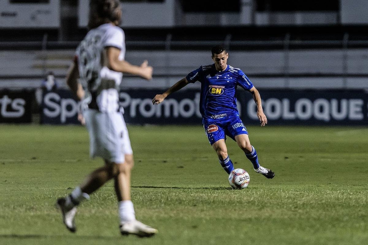 Revelado na base do Cruzeiro, Matheus Pereira  o lateral-esquerdo do time no ano do centenrio. Jogador ttico e com tcnica apurada,  apontado como atleta de futuro.