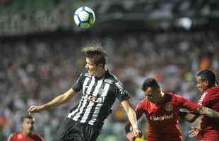 Em jogo com chuva de granizo e 'apago' no Horto, Galo  batido pelo Internacional por 1 a 0