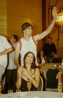 Aps a grande festa no Mineiro com a vitria sobre o Paysandu por 2 a 1, e tambm nas ruas de Belo Horizonte, em desfile carro aberto, jogadores, integrantes da comisso tcnica e dirigentes do Cruzeiro comemoraram o ttulo brasileiro e a indita Trplice Coroa de 2003 em evento fechado no hotel Ouro Minas, em Belo Horizonte. Familiares dos campees estiveram presentes. Imagens do arquivo do Estado de Minas mostraram a euforia dos jogadores, do tcnico Vanderlei Luxemburgo, do presidente Alvimar de Oliveira Costa e do vice, Zez Perrella, naquele 30 de novembro.