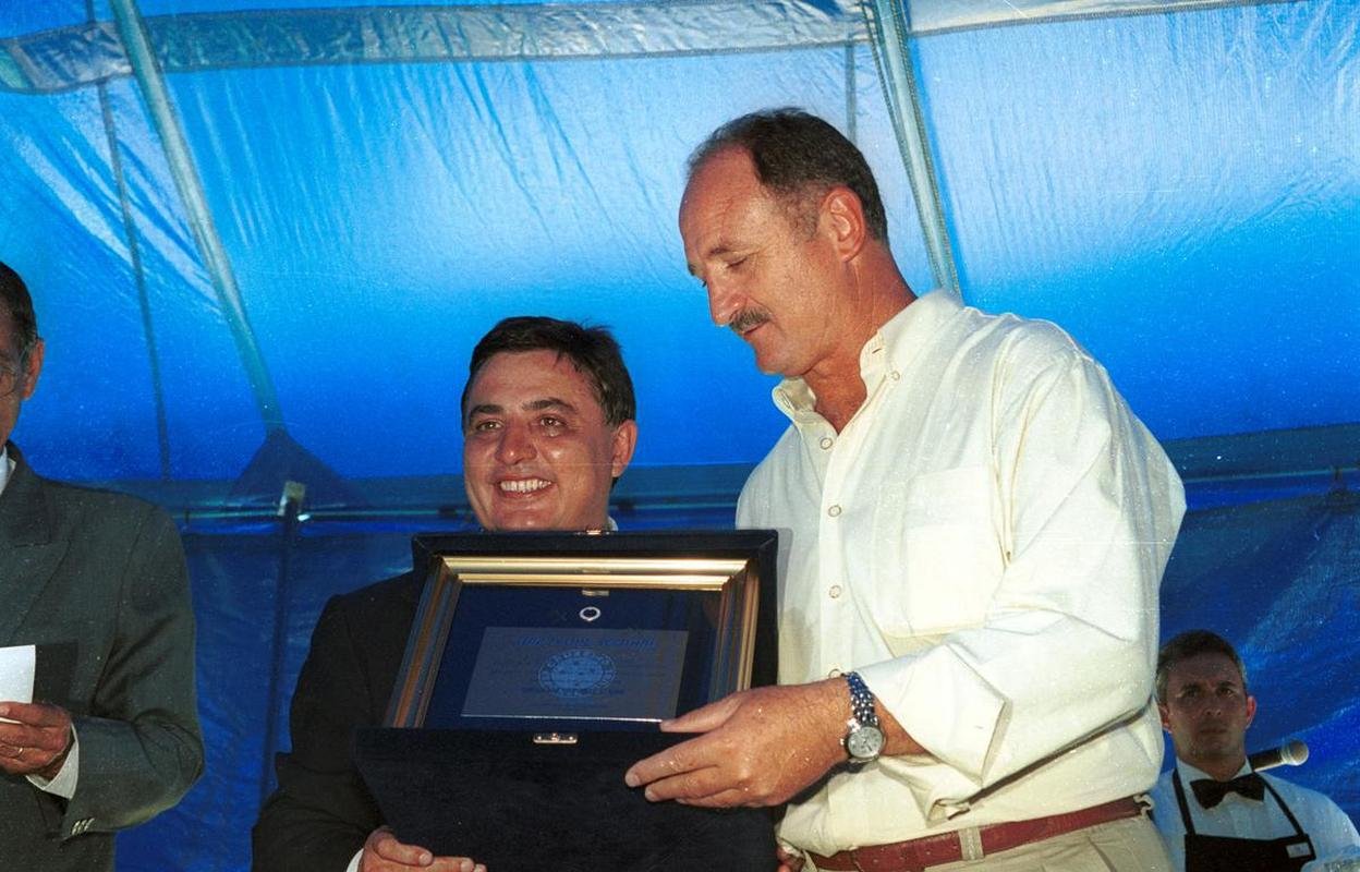 Inaugurao da Toca da Raposa II em 9 de maro de 2002. Na ocasio, presidente do Cruzeiro, Zez Perrella, recebeu figuras ilustres, como o tcnico da Seleo Brasileira, Luiz Felipe Scolari, e outras autoridades pblicas municipais, estaduais e federais