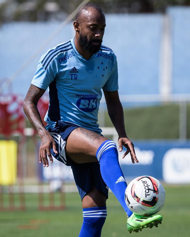 Fotos do treino do Cruzeiro nesta quinta-feira (4), na Toca da Raposa II, em Belo Horizonte. Time celeste enfrentar o Tombense no sbado, s 19h, no Mineiro, pela Srie B.