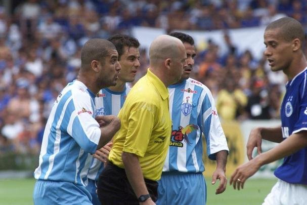 Em 30 de novembro de 2003, Cruzeiro derrotou o Paysandu por 2 a 1, no Mineiro, pela 44 rodada, e confirmou o ttulo brasileiro de forma antecipada. Zinho, no primeiro tempo, e Mota, no segundo, marcaram os gols celestes. Aldrovani descontou para o Papo. Depois do apito final, uma grande festa tomou conta do gramado e das arquibancadas. 