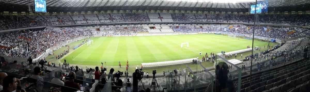 Aps quatro anos, Mineiro voltou a ficar dividido meio a meio com as torcidas de Atltico (e) e Cruzeiro (d)