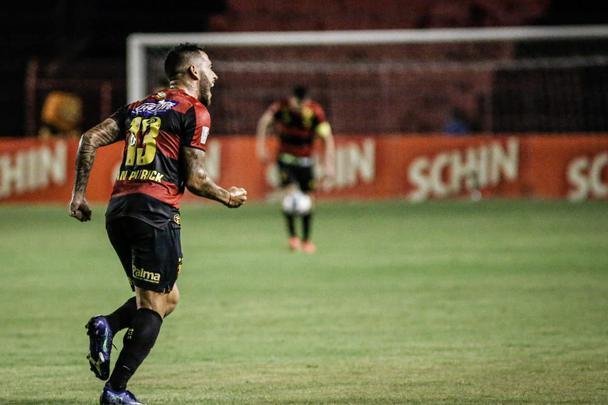 No segundo tempo, o Sport ainda ampliou o placar com Jean Patrick. Porém, com a expulsão do capitão Sander, o Imperatriz tomou a iniciativa do jogo e chegou ao empate com dois gols de Cesinha.