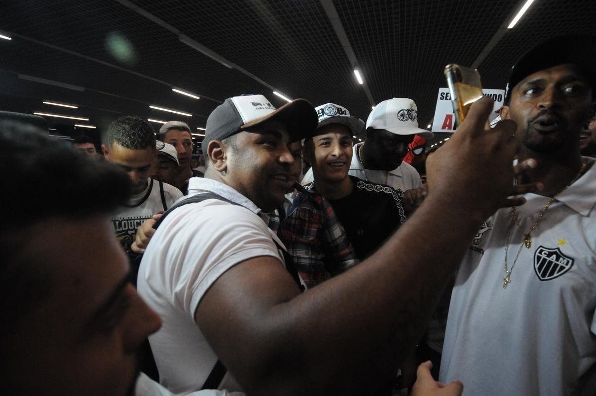 Arana foi recepcionado por torcedores do Atltico no Aeroporto de Confins