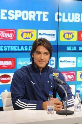 Fotos da apresentao do atacante Marcelo Moreno como novo reforo do Cruzeiro para 2020. Duante entrevista, jogador foi acompanhado pela esposa Marilisy Antonelli e pela filha, Maria Clara