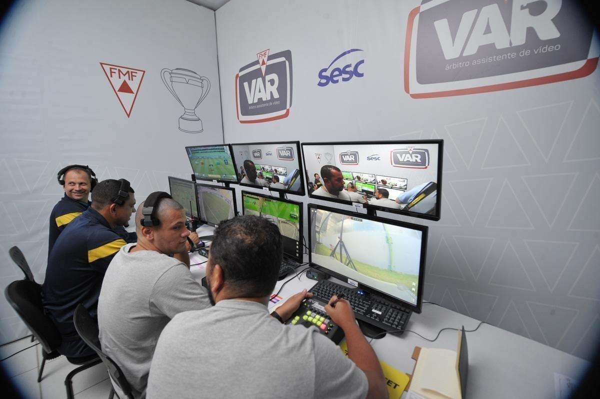Fotos da sala do VAR (rbitro assistente de vdeo) no Independncia