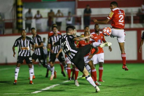 Veja imagens do jogo entre Tombense e Atltico