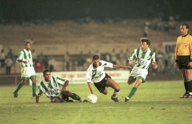 Em partida vlida pelo grupo A da Copa Centenrio, Atltico e Amrica empataram por 2 a 2. O jogo foi disputado no antigo Mineiro