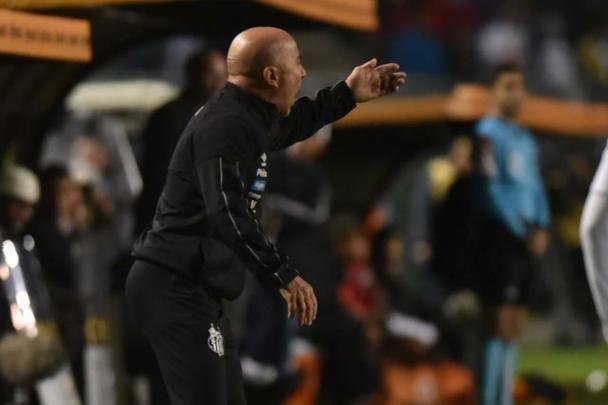 Atlético derrotou Santos por 2 a 1, de virada, com gols de Chará, e avançou às quartas de final da Copa do Brasil