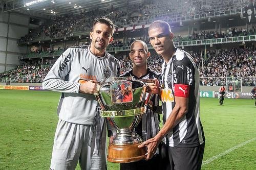 Victor ao lado de Tardelli e Leonardo Silva com a taa da Copa do Brasil de 2014