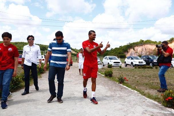 Atacante Kieza foi apresentado em sua terceira passagem no Nutico. Chegando ao clube como maior contratao alvirrubra da temporada, ele vestir a camisa 9 do Timbu.