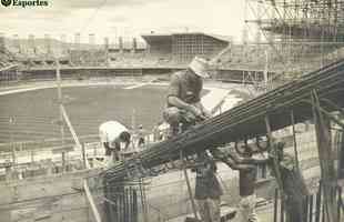 Maio de 1965 - Operários trabalham na obra de construção do Mineirão. Arquibancadas sendo montadas.