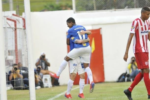 Fotos do duelo entre Villa Nova e Cruzeiro, neste domingo