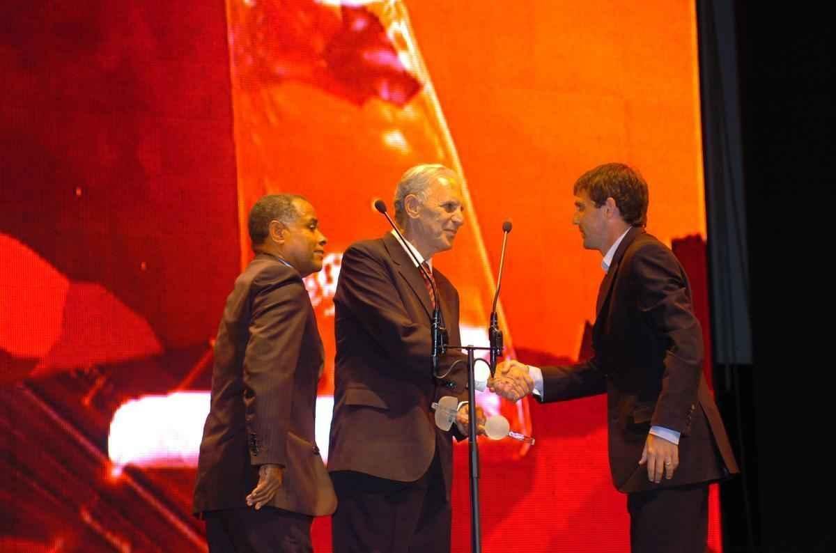 Carlos Alberto Silva entrega prmio ao argentino Montillo, ex-Cruzeiro, na cerimnia de 2011