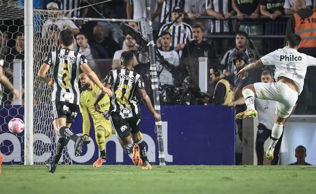 Everson fez grandes defesas e foi decisivo para o Atltico diante do Santos