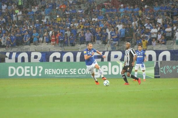 Fotos de Cruzeiro x Cear, no Mineiro, em jogo atrasado da 27 rodada do Brasileiro
