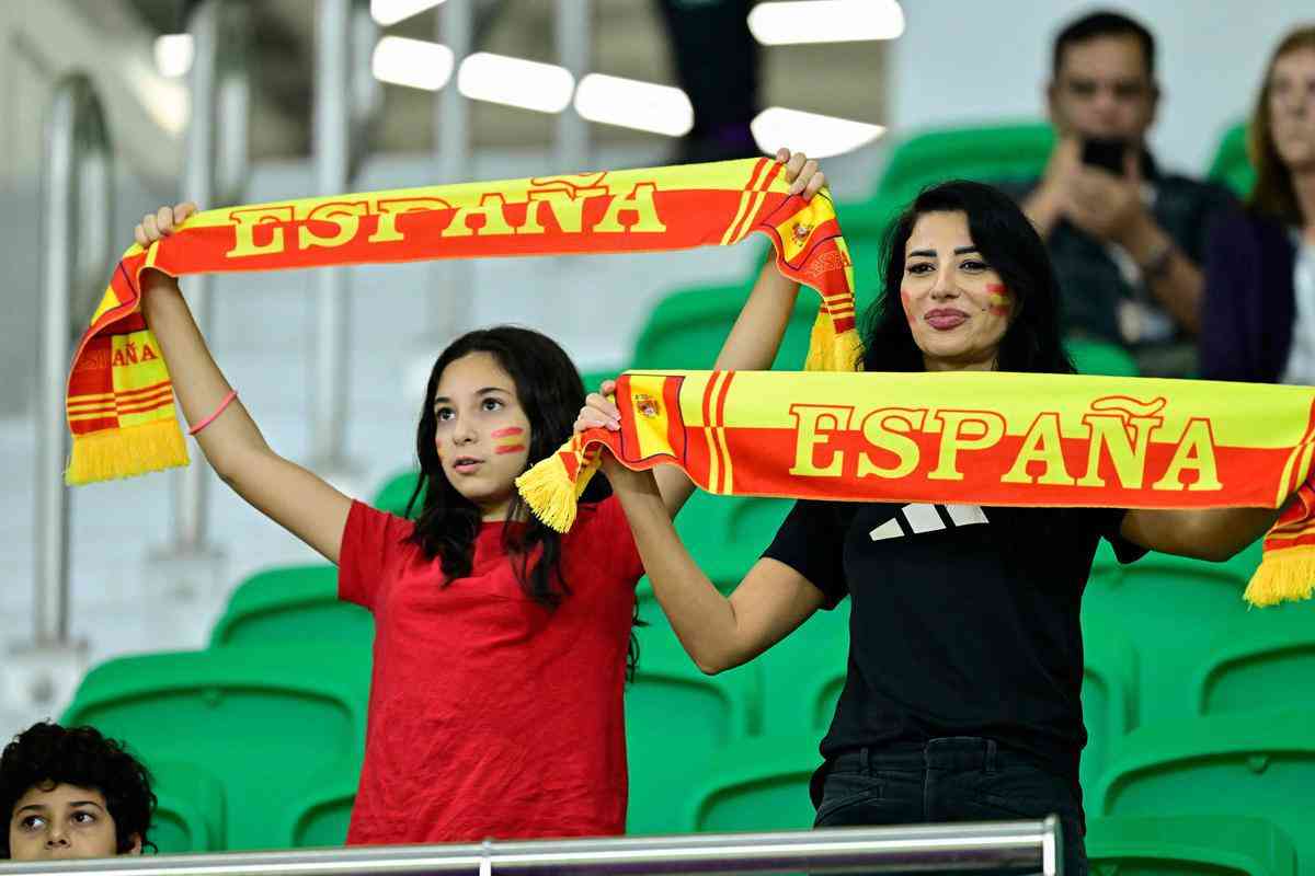 Torcedores de Espanha e Costa Rica no jogo pela Copa do Mundo.