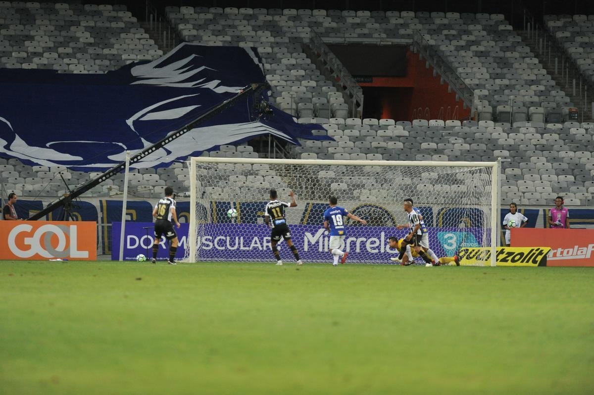 Em jogo com grande atuao do goleiro Fbio, Cruzeiro derrotou Santos de virada, por 2 a 1, com gols de Sass e Raniel; Gabriel Barbosa marcou para o Peixe, no Mineiro, pela 26 rodada do Brasileiro
