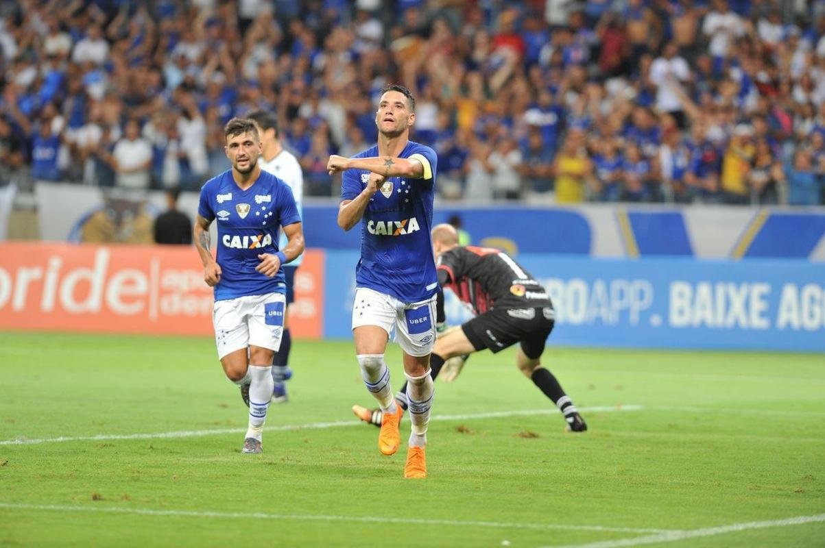Arrascaeta e Thiago Neves ficaram empatados na artilharia do Cruzeiro em 2018, com 15 gols. O uruguaio disputou 48 jogos, e o camisa 30 participou de 55. A Raposa se sagrou campe estadual e da Copa do Brasil.