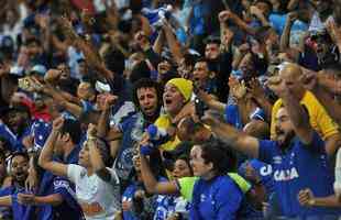 Torcedores do Cruzeiro foram da tenso  euforia no Mineiro, em noite emocionante