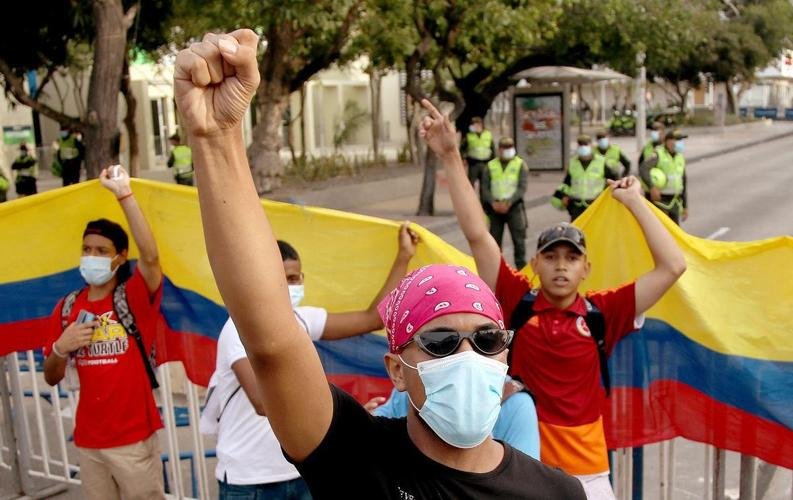 Realização do jogo entre América de Cáli e Atlético no Estádio Romelio Martinez, em Barranquilla, pela Copa Libertadores, indignou manifestantes que protestam contra o governo do presidente Iván Duque. País vive caos social, com greves, paralisações, manifestações violentas e choques com a polícia. Ainda assim, Conmebol confirmou partida, o que gerou revolta.