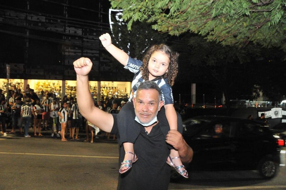 Festa da torcida do Atltico pela conquista do tricampeonato mineiro. Torcedores foram  sede do clube, em Lourdes, na regio Centro-Sul de BH, para celebrar a vitria sobre o Cruzeiro na final nica