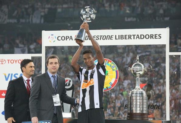 5 - Jô: artilheiro da Libertadores de 2013, com sete gols, Jô foi quem abriu caminho para a vitória do Atlético na final contra o Olímpia, após receber um passe de Rosinei. O camisa 7 ganhou, ainda, os Campeonatos Mineiros de 2013 e 2015, a Recopa e Copa do Brasil de 2014. Apesar de altos e baixos, Jô caiu nas graças da massa atleticana pelos gols e pela parceria com Ronaldinho. As comemorações entre os dois, pulando de peito um no outro, eram um momento esperado e festejado pela torcida nas arquibancadas.