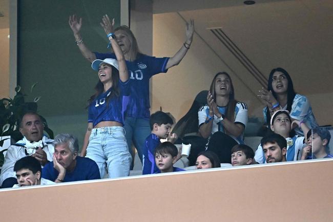 Famlia de Messi na final da Copa do Mundo, no Estdio Lusail: esposa Antonela Roccuzzo, filhos Thiago, Mateo e Ciro; me Celia Maria Cuccittini e pai, Jorge Messi