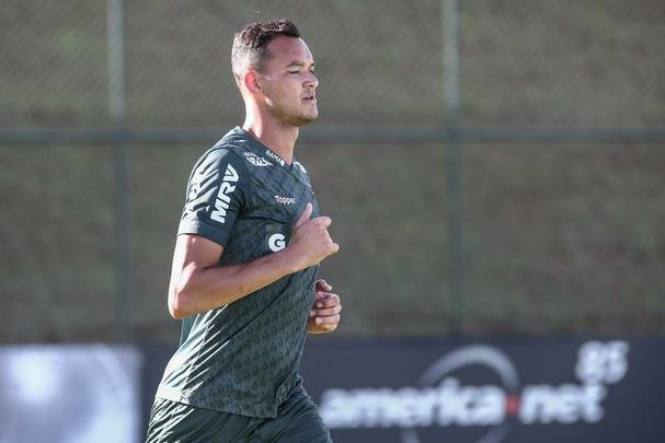 Rver  o jogador que disputou a Libertadores por mais times diferentes (foram cinco no total). Ele entrou em campo 51 vezes na competio: so 26 vitrias, 14 empates e 11 derrotas. Ele marcou 5 gols. Pelo Paulista (2006), foram 6 jogos, com 1 vitrias, 3 empates e 2 derrotas. Pelo Grmio (2009), foram 12 jogos, com 7 vitrias, 4 empates e 1 derrota (2 gols marcados). Pelo Atltico (2013 e 2014), foram 15 jogos, com 9 vitrias, 3 empates e 3 derrotas (2 gols marcados). Pelo Internacional (2015), foram 6 jogos, com 4 vitrias, 1 empate e 1 derrota (1 gol marcado). Pelo Flamengo (2017 e 2018), foram 12 jogos, com 5 vitrias, 3 empates e 4 derrotas