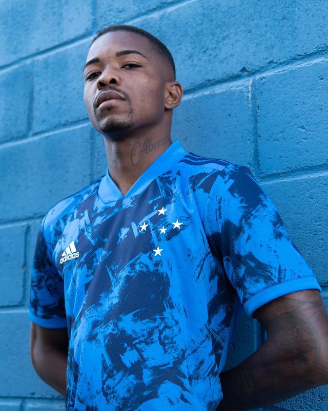 Fotos da nova camisa 3 do Cruzeiro, produzida pela Adidas