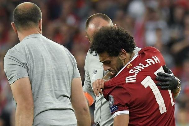 Salah, do Liverpool, sofreu falta de Sergio Ramos, machucou ombro esquerdo e deixou a final no primeiro tempo