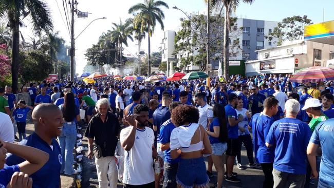 Chegada da torcida do Cruzeiro ao Mineiro para o jogo contra a Ponte Preta pela 13 rodada da Srie B do Campeonato Brasileiro. Estdio voltou a receber grande pblico