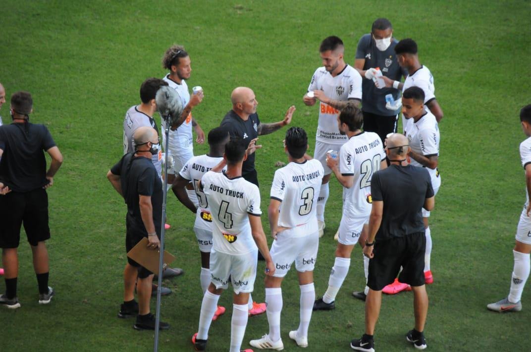 Fotos do clssico entre Amrica e Atltico, no Independncia, em Belo Horizonte, pela 10 rodada do Campeonato Mineiro. Jogo marcou o retorno dos dois rivais ao futebol em plena pandemia do novo coronavrus (Juarez Rodrigues/EM/DAPress)