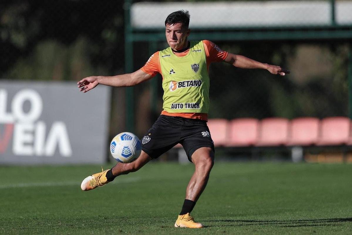 Alan Franco - A sada de Zaracho abre uma brecha para a entrada de um estrangeiro na lista de relacionados. Na ltima vez que jogou, Alan Franco no foi bem - o longo tempo inativo pesou. Pode jogar centralizado ou pelo lado direito. Desta forma, Cuca precisaria inverter Savarino para atuar pelo lado esquerdo do ataque.