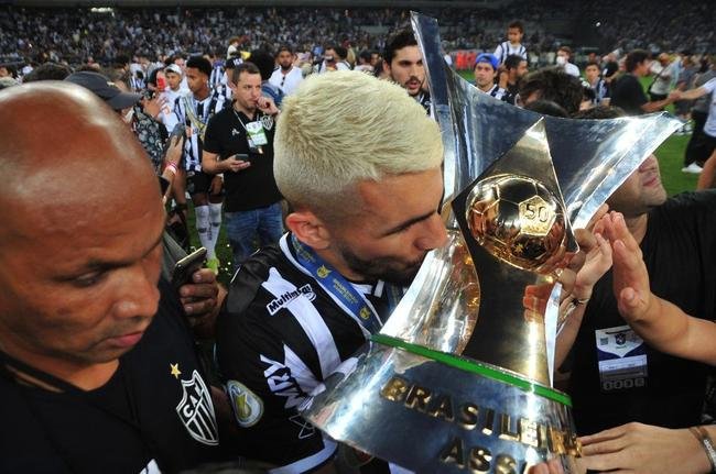 Atltico ergue a taa de campeo brasileiro e d a volta olmpica diante da torcida alvinegra, no Mineiro