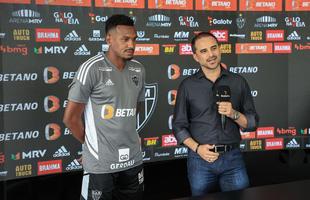 Edenilson foi apresentado pelo Atltico nesta tera-feira (3/1), ao lado do diretor de futebol do clube, Rodrigo Caetano