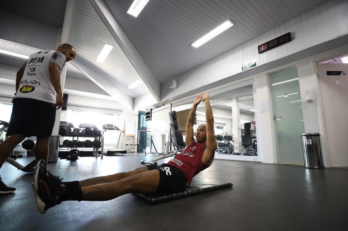 Nesta tera-feira (18), o Atltico realizou o segundo dia de trabalhos na pr-temporada 2022. Novamente com trabalhos fsicos, os atletas fizeram atividades na academia e tambm de corrida nos campos da Cidade do Galo, em Vespasiano. Ausncia, o atacante Jefferson Savarino busca solucionar burocracias para retornar da Venezuela e se juntar ao grupo alvinegro.