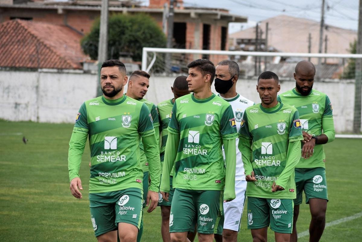 O Amrica treinou na manh desta sexta-feira (20) em Curitiba-PR, no CT do Coritiba, visando o confronto contra o Operrio-PR. A partida, vlida pela 22 rodada da Srie B do Campeonato Brasileiro, ser disputada neste sbado (21), s 16h30, no Estdio Germano Krger, em Ponta Grossa-PR.