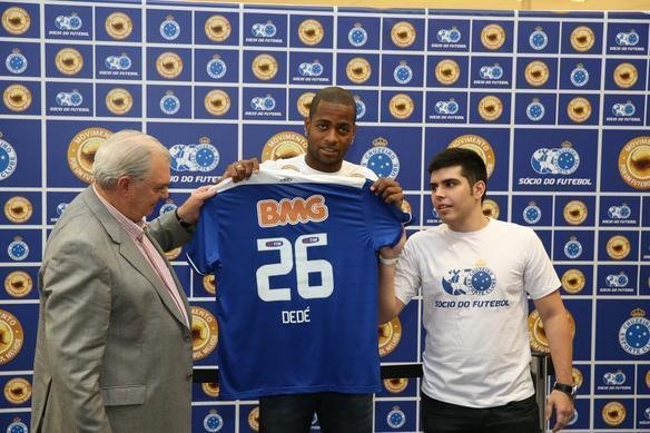 Apresentao do zagueiro Ded ao Cruzeiro. Jogador participou de ao de marketing, foi a supermercado e divulgou programa scio do futebol, que d desconto na compra de produtos
