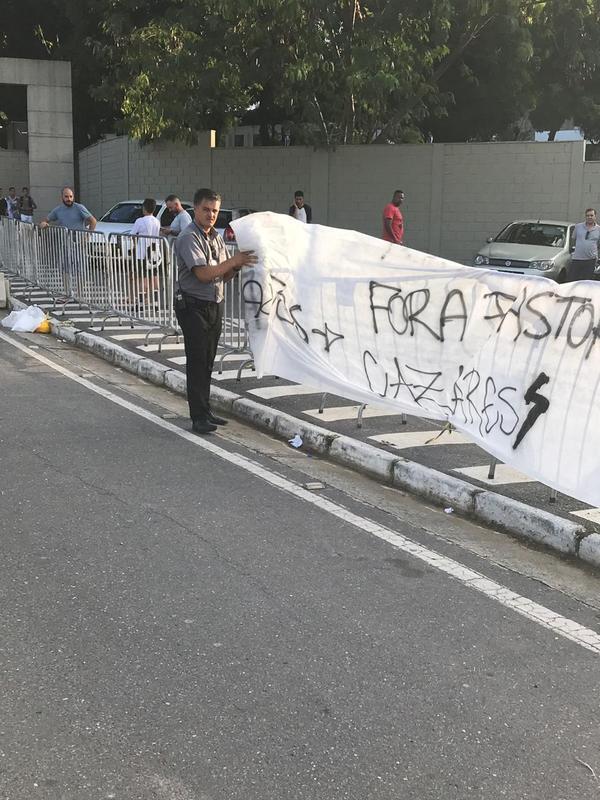 Torcedores do Atltico fazem protesto na Cidade do Galo
