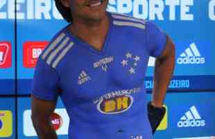 Fotos da apresentao do atacante Marcelo Moreno como novo reforo do Cruzeiro para 2020. Duante entrevista, jogador foi acompanhado pela esposa Marilisy Antonelli e pela filha, Maria Clara