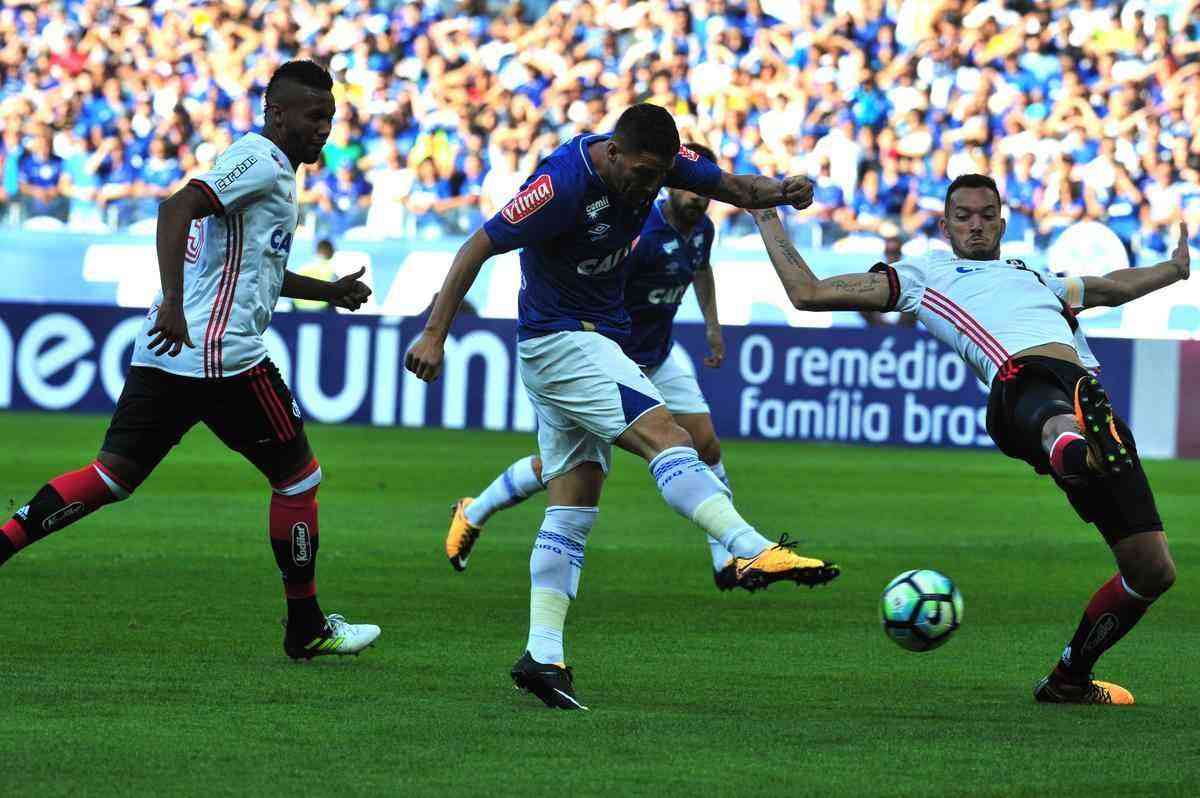 Imagens do jogo entre Cruzeiro e Flamengo, pela 14 rodada da Srie A, no Mineiro