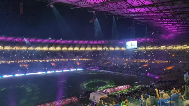 Mineiro teve show de luzes e iluminao especial antes do jogo entre Cruzeiro e Ituano pela Srie B do Campeonato Brasileiro. Estdio aderiu  campanha Outubro Rosa, de conscientizao da sociedade para a preveno do cncer de mama. Houve ainda espetculo com fogos e aes de patrocinadores do clube na esplanada para o torcedor, que festejou com o time o ttulo da Srie B do Brasileiro