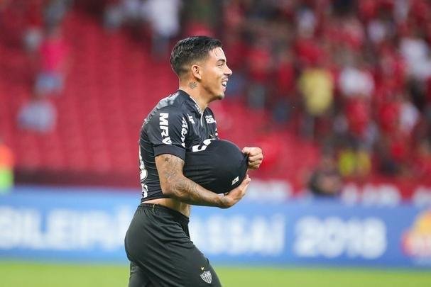 Galo derrotou Internacional no Beira-Rio com gols de Cazares e Terans; D'Alessandro descontou de pênalti