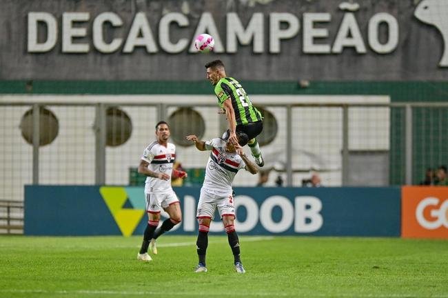 Fotos da derrota do Amrica para o So Paulo, por 2 a 1, no Independncia, em Belo Horizonte, pela 30 rodada da Srie A do Brasileiro. Atacante Alosio abriu o placar para o Coelho, mas Calleri e Alisson viraram para o Tricolor Paulista.