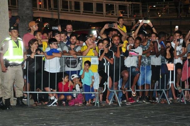 Jogadores da Seleo Brasileira deixaram o hotel rumo ao Mineiro e receberam apoio caloroso da torcida mineira para encarar a Argentina pela semifinal da Copa Amrica