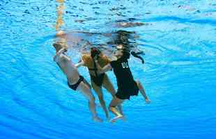 Nadadora Anita Álvarez é resgatada pela treinadora Andrea Fuentes após desmaiar na piscina durante a prova final do solo livre de nado artístico no Mundial de Esportes Aquáticos de Budapeste, na Hungria