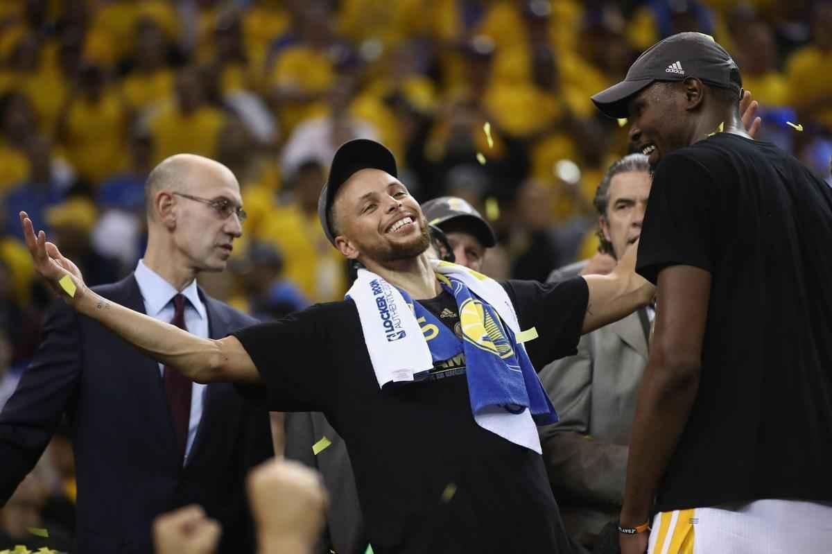 Golden State Warriors derrotaram Cleveland Cavaliers para voltar a levantar o trofu Larry O'Brien